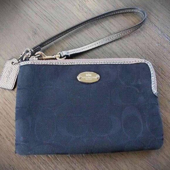 Authentic Coach New York Corner Zip Wristlet - Picture 1 of 5